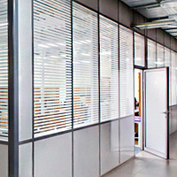 Межрамные жалюзи в офисных перегородках Межрамные жалюзи в офисных перегородках