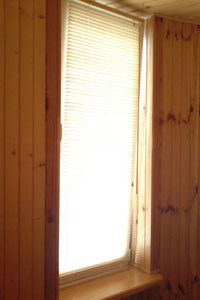 белые жалюзи на окна