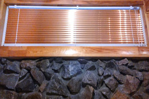 жалюзи в деревянном доме