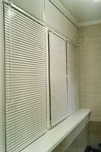 белые жалюзи