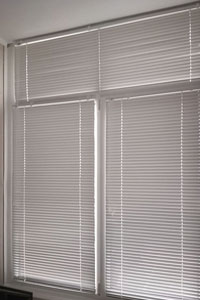 горизонтальные жалюзи белые для офиса