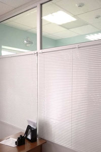 горизонтальные жалюзи белые в кабинет