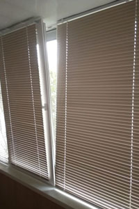 горизонтальные жалюзи белые на балкон