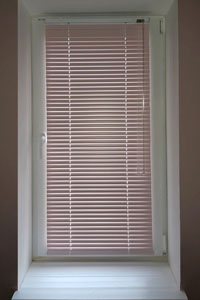 горизонтальные жалюзи на узкое окно