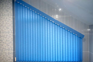 вертикальные синие жалюзи треугольные