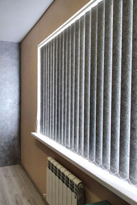 серые фактурные жалюзи блек-аут 100