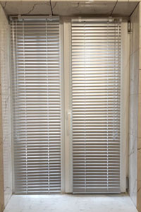 белые жалюзи на створку