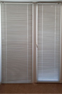 белые жалюзи на створку