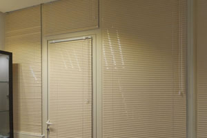 белые жалюзи на створку