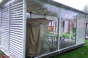 Гибкие шторы ПВХ в белой беседке