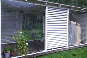 Гибкие шторы ПВХ в белой беседке