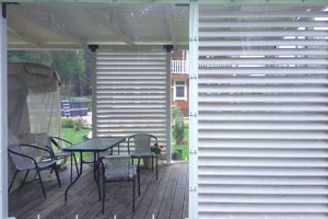 Гибкие шторы ПВХ в белой беседке