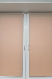 розовая рулонная штора 2020