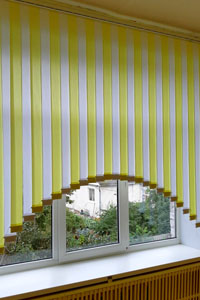 вертикальные желтые и белые жалюзи