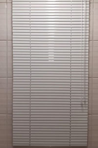 белые жалюзи в туалет