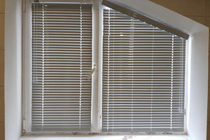 белые жалюзи на створку