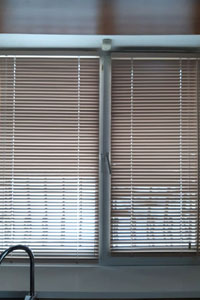 белые жалюзи на кухню