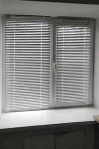 жалюзи горизонтальные на окне в Брянске