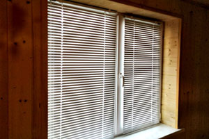белые жалюзи деревянное окно