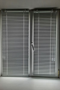 белые жалюзи на кухню