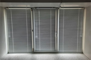 белые жалюзи