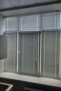 белые жалюзи