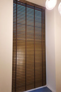 белые жалюзи на кухню