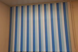 вертикальные бело-серые ламели