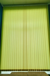 вертикальные бело-серые ламели