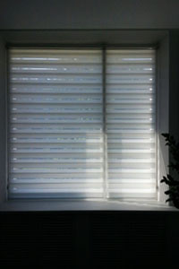 штора рулонная зебра в интерьере