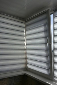 штора рулонная зебра на окне