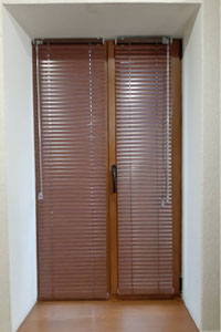 горизонтальные жалюзи в доме