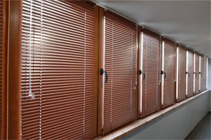 горизонтальные жалюзи в доме