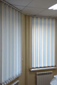 вертикальные тканевые жалюзи бело голубые