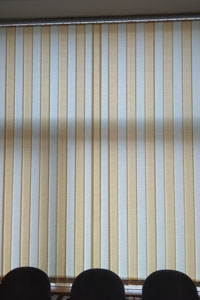 вертикальные тканевые шторы бело желтые