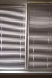 горизонтальные жалюзи белые в кабинет