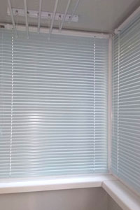 горизонтальные жалюзи белые на балкон