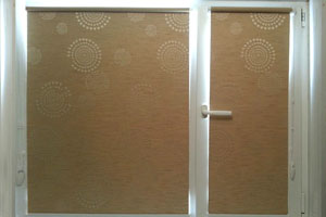 штора рулонная мини на окне